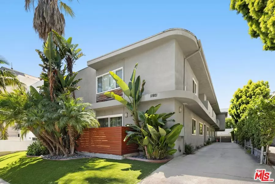 11921 Goshen AVE, Los Angeles, CA 90049