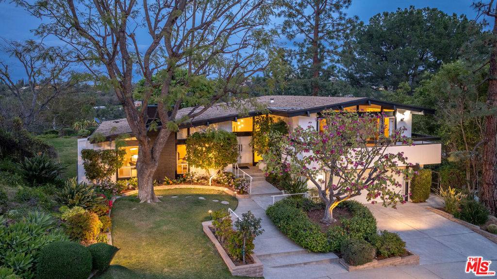 Tarzana, CA 91356,19633 Weeburn LN