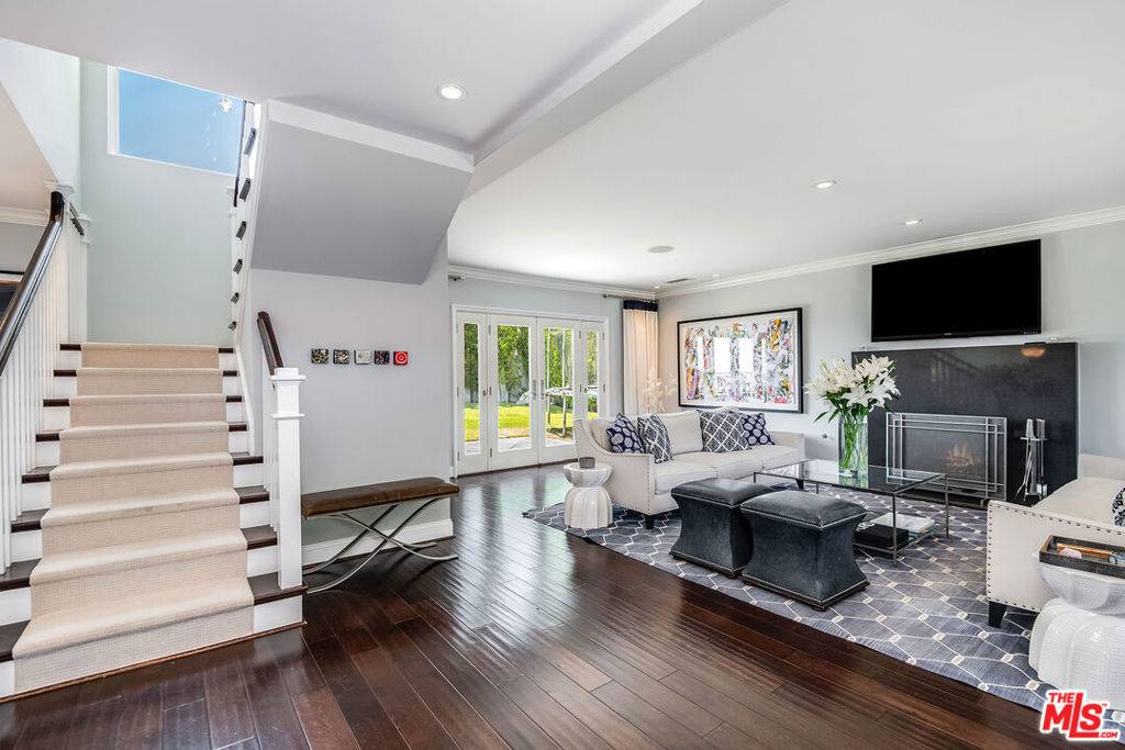 Los Angeles, CA 90046,8407 Skyline DR