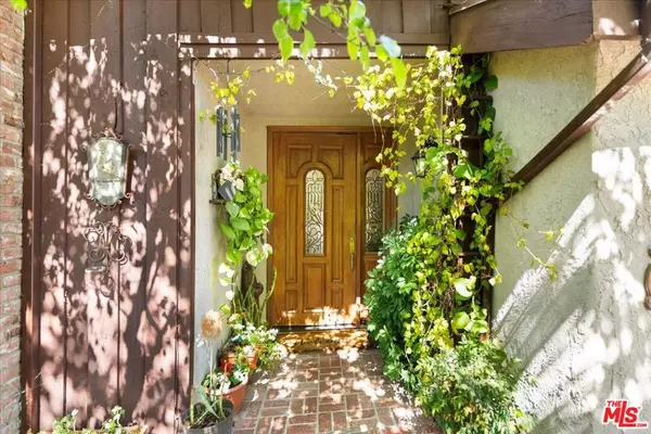 Beverly Hills, CA 90210,9697 Moorgate RD