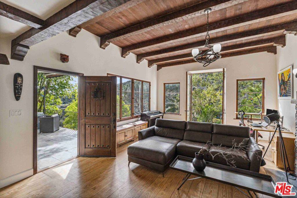 Beverly Hills, CA 90210,10037 Reevesbury DR