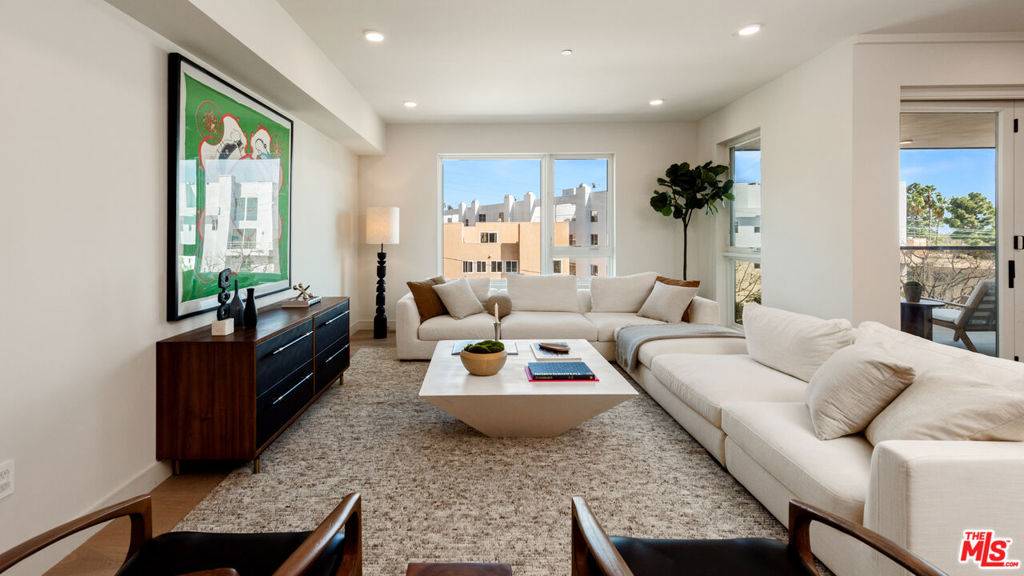 505 Barrington #302, Los Angeles, CA 90049