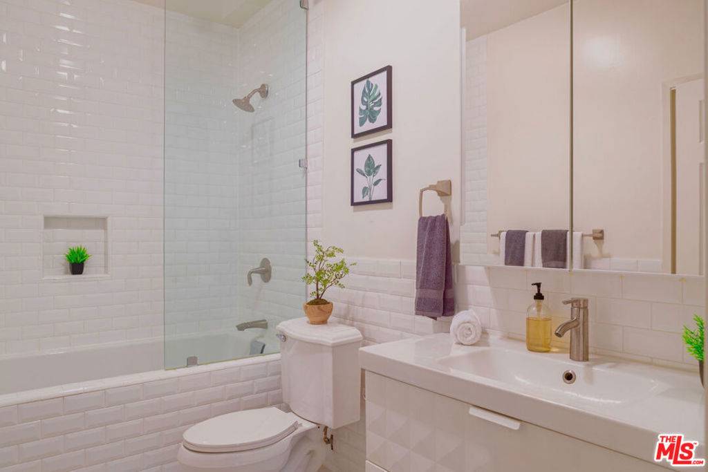 West Hollywood, CA 90069,1228 N La Cienega BLVD #205