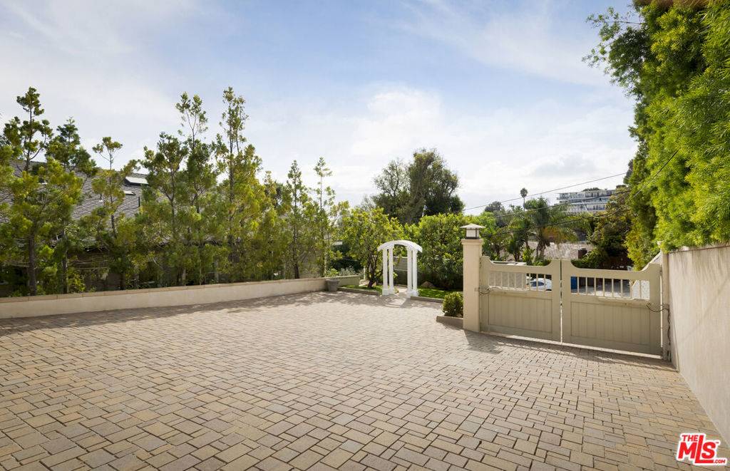 Los Angeles, CA 90068,1960 Hillcrest RD