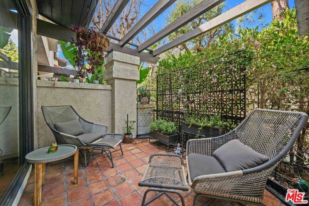 Pacific Palisades, CA 90272,17202 Palisades CIR