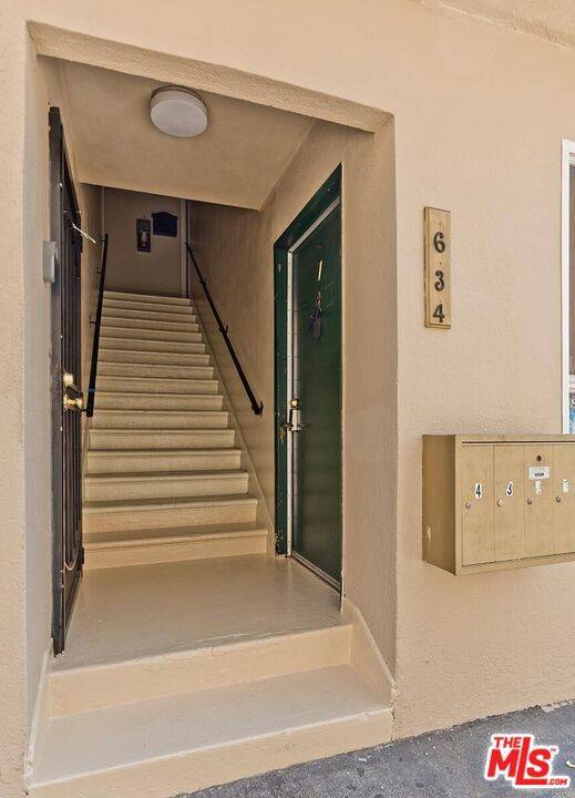 Los Angeles, CA 90004,634 N Kingsley DR