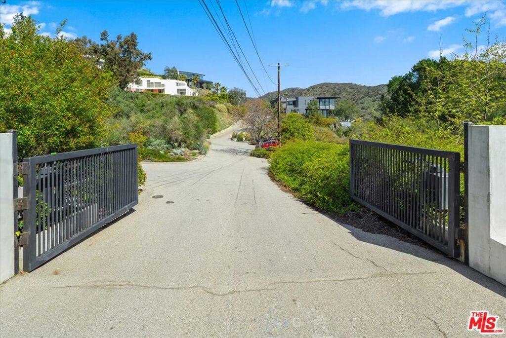 Los Angeles, CA 90049,1404 N Kenter AVE