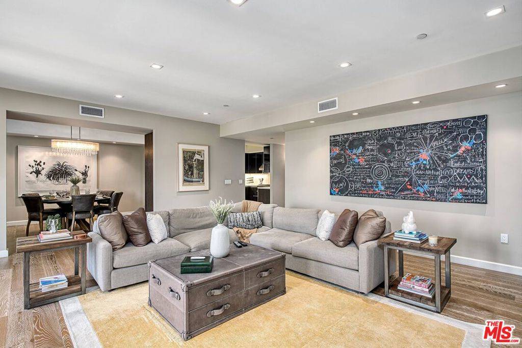 441 S Barrington AVE #210, Los Angeles, CA 90049