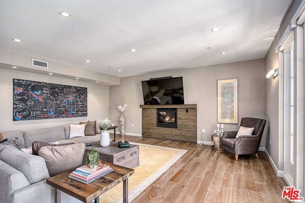 Los Angeles, CA 90049,441 S Barrington AVE #210