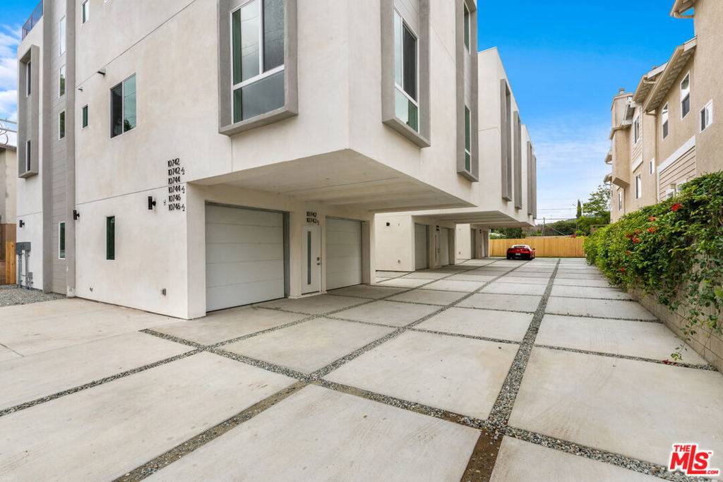 North Hollywood, CA 91602,10742 Hortense ST #2