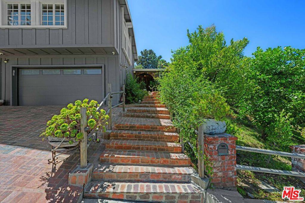 16582 Calneva DR, Encino, CA 91436