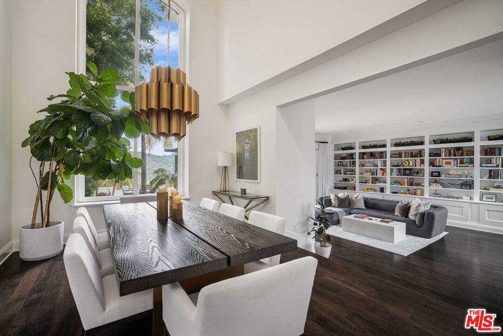Los Angeles, CA 90049,2241 Canyonback RD