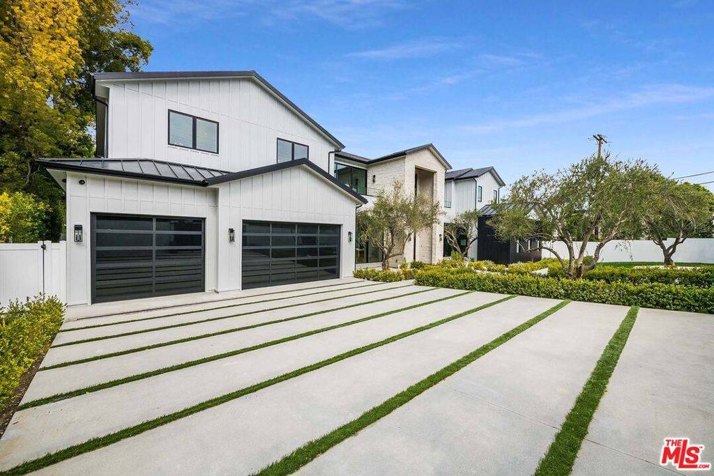 Encino, CA 91436,15907 Valley Vista BLVD