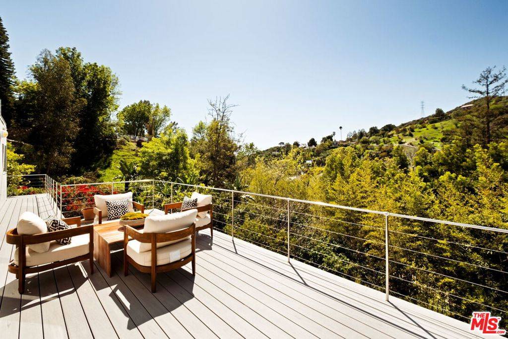 Los Angeles, CA 90068,2776 Outpost DR