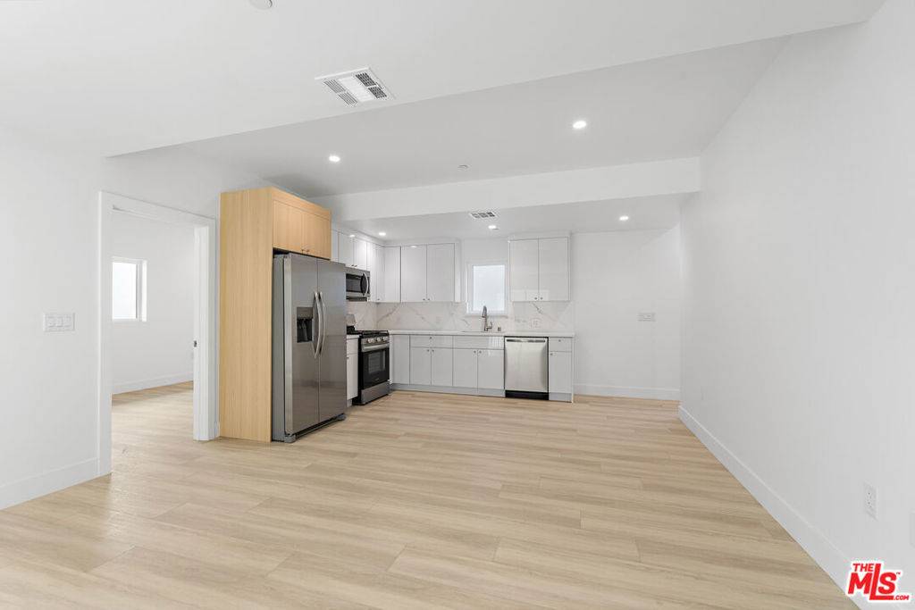 10957 Calvert #1, North Hollywood, CA 91606