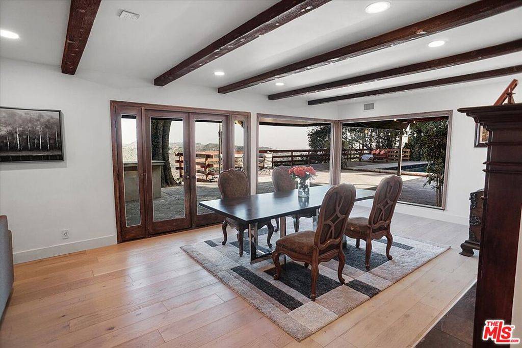 Los Angeles, CA 90077,2270 STRADELLA RD