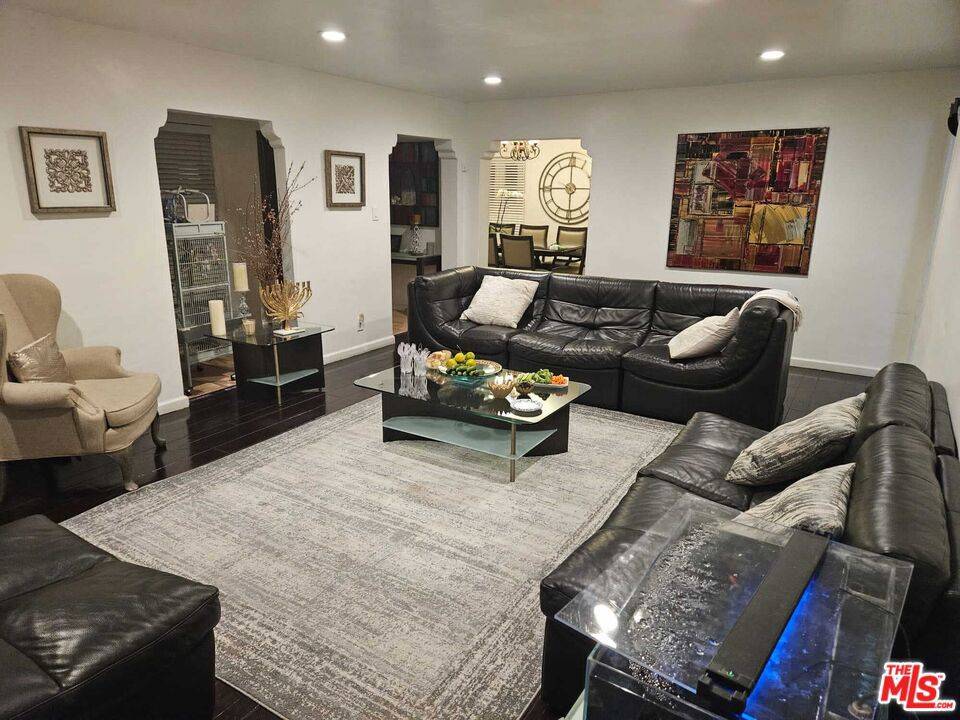 Beverly Hills, CA 90212,328 S Oakhurst DR