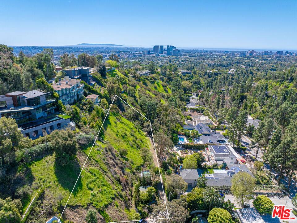 Beverly Hills, CA 90210,1418 Lindacrest DR