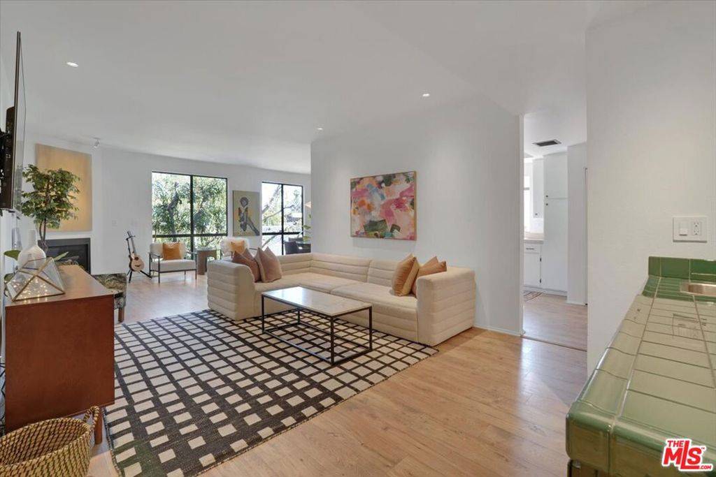 Sherman Oaks, CA 91423,13331 Moorpark ST #222