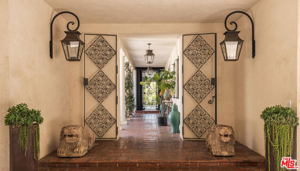 Los Angeles, CA 90077,115 N Carolwood DR