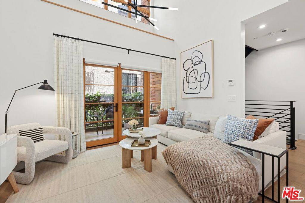 West Hollywood, CA 90046,1035 N Vista ST