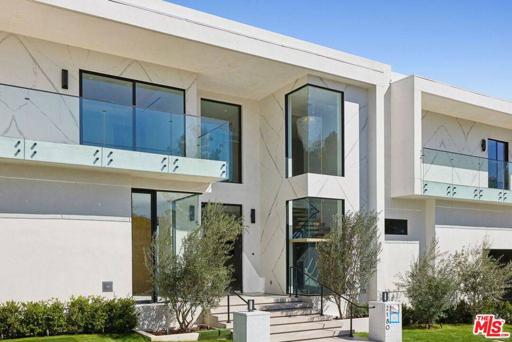Los Angeles, CA 90077,2180 Stradella RD