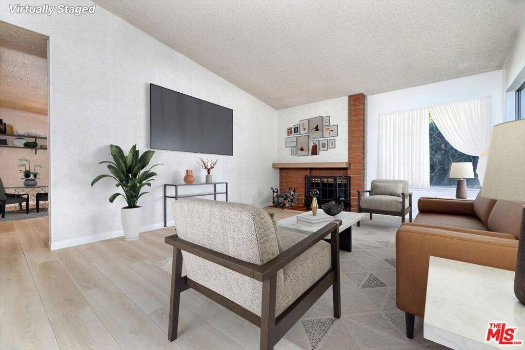 Valencia, CA 91355,25415 Via Labrada