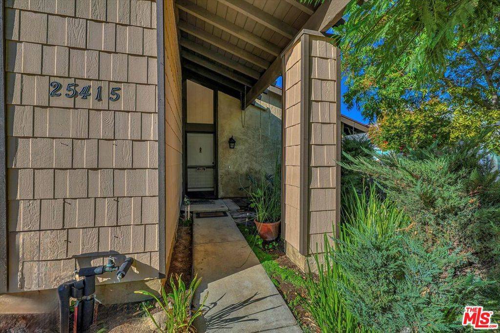 Valencia, CA 91355,25415 Via Labrada