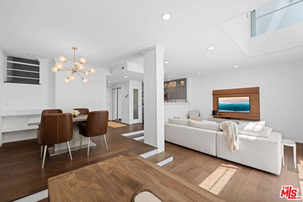 520 S Barrington AVE #108, Los Angeles, CA 90049