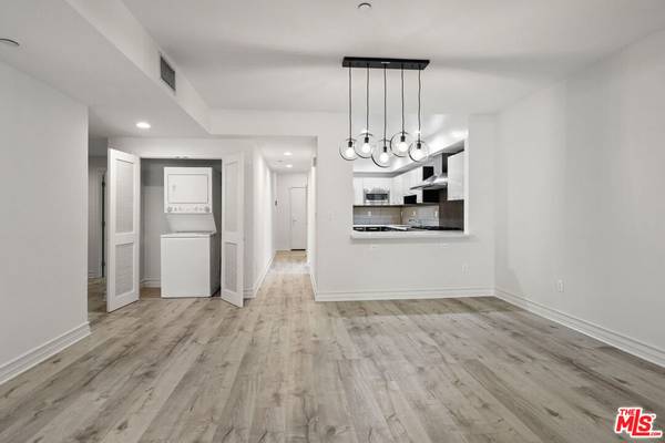 Los Angeles, CA 90048,107 S Sweetzer AVE #305