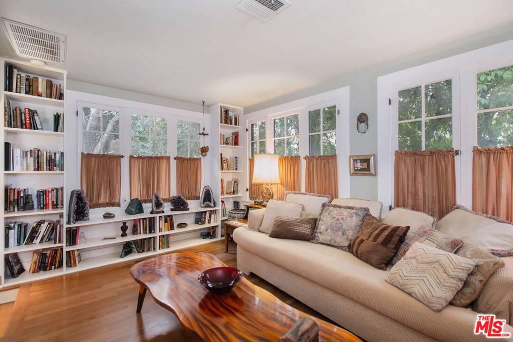 Sherman Oaks, CA 91423,13384 Contour DR