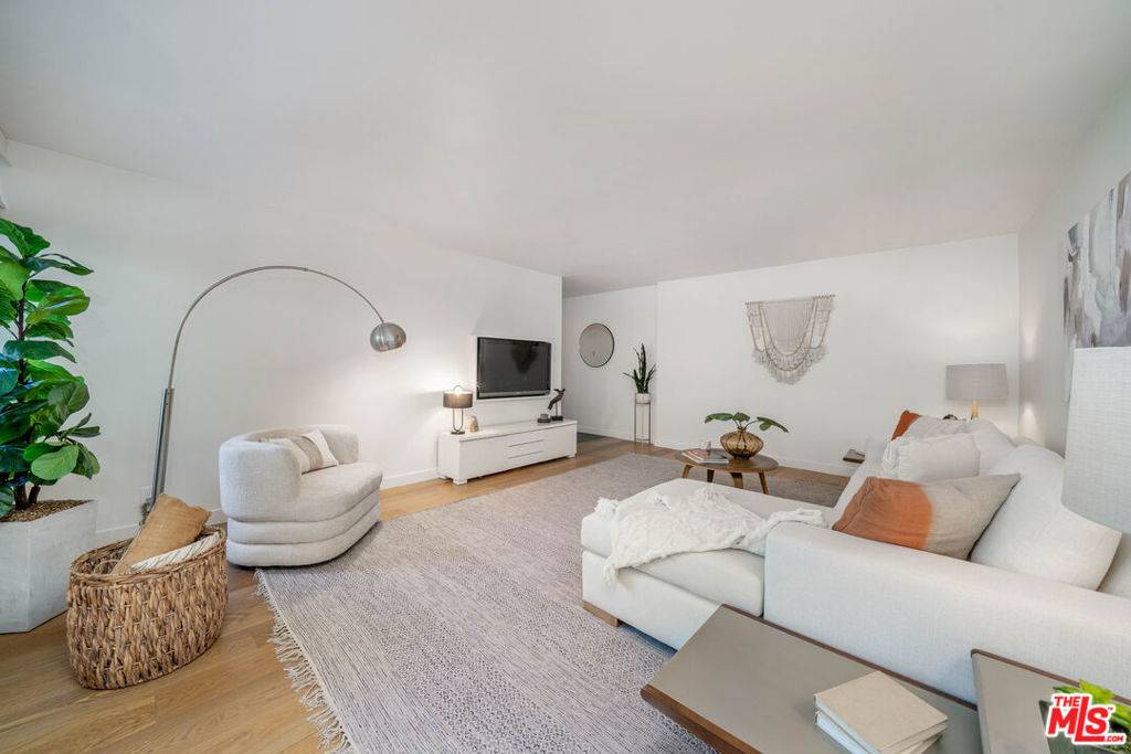 Beverly Hills, CA 90211,131 N Gale DR #1C