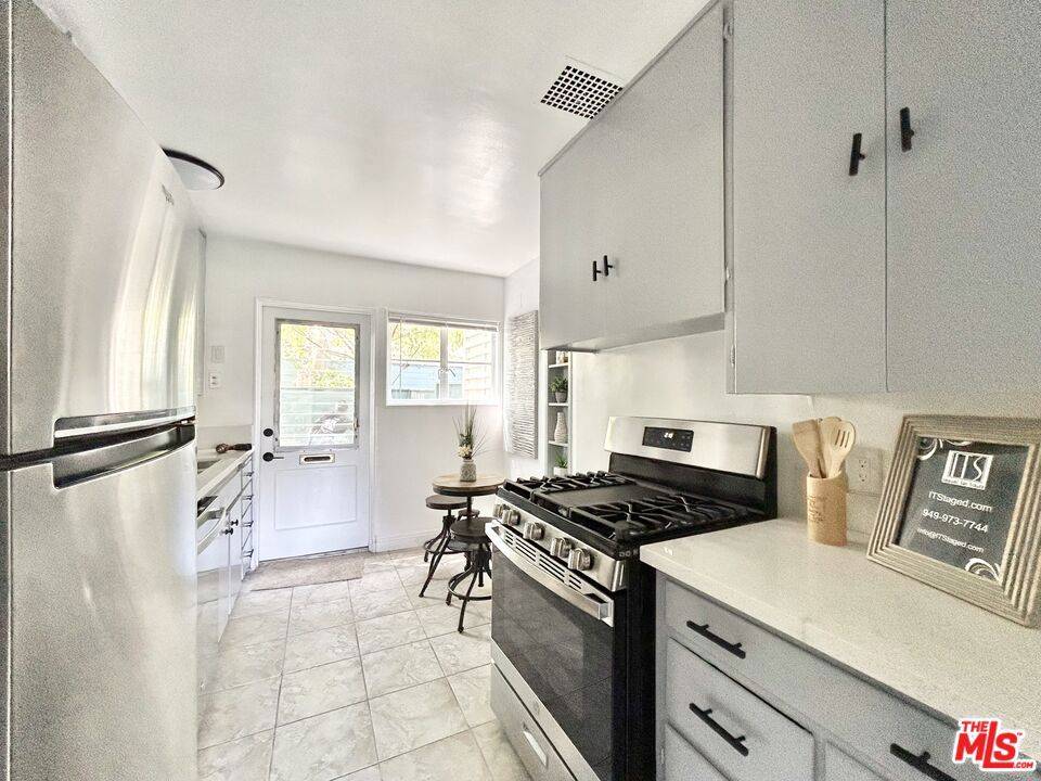 Los Angeles, CA 90016,5162 Village