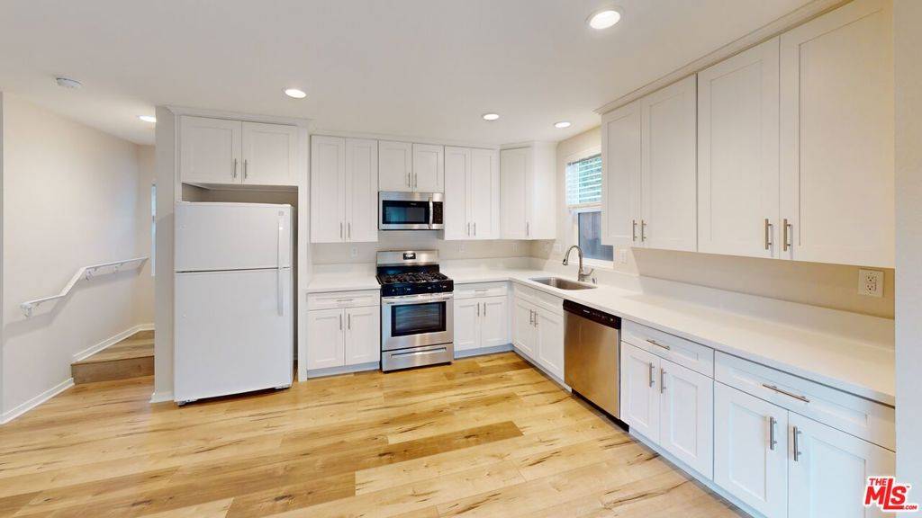 Van Nuys, CA 91405,15031 15033 Hartland ST