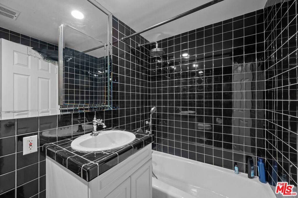 West Hollywood, CA 90069,999 N Doheny DR #211