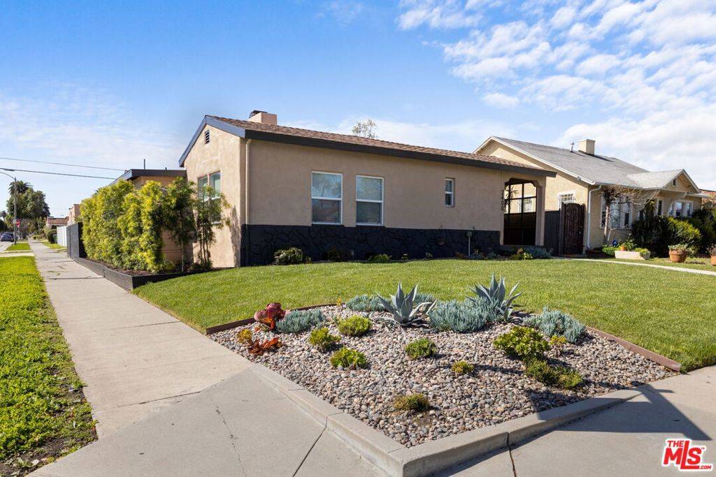 2400 W 74th ST, Los Angeles, CA 90043