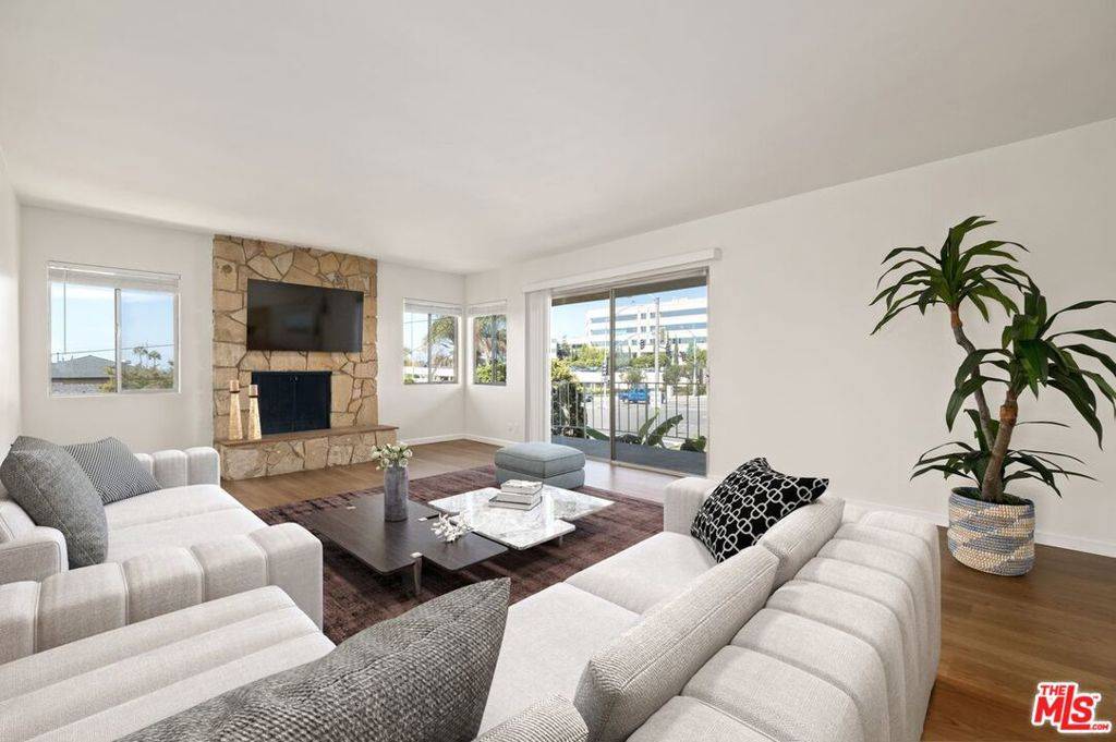 5804 S kings RD, Los Angeles, CA 90056