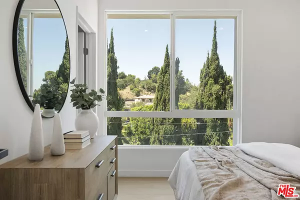 1046 Oban DR, Los Angeles, CA 90065