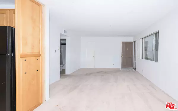 Tarzana, CA 91356,18547 Collins ST #B3