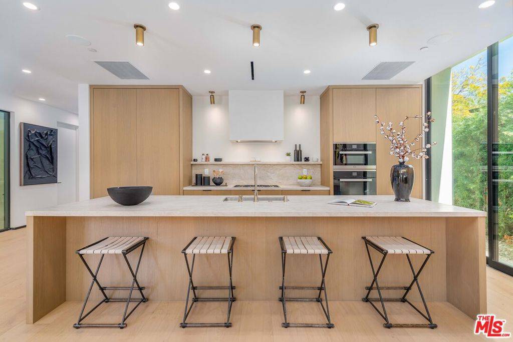West Hollywood, CA 90048,9018 Dorrington AVE