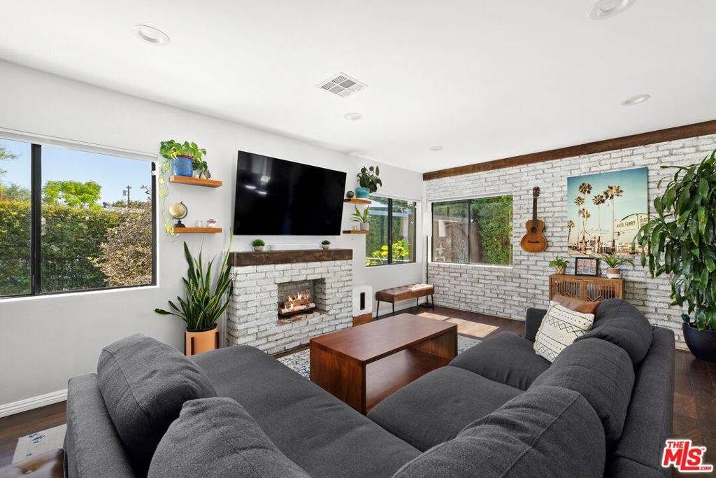 Sherman Oaks, CA 91423,4545 Tyrone AVE