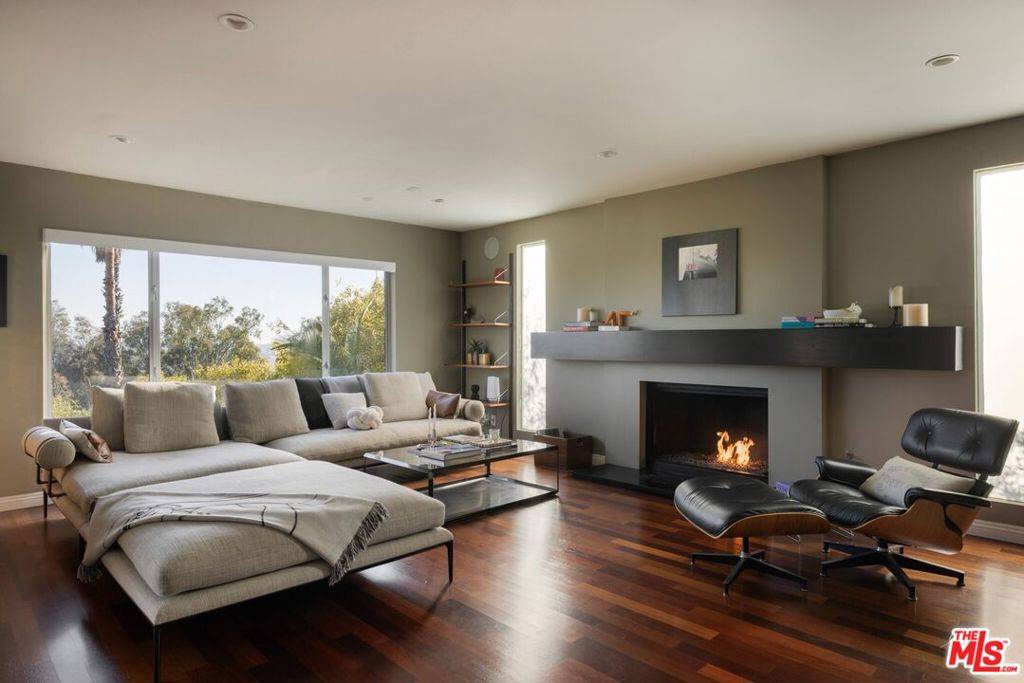 Los Angeles, CA 90068,6350 Bryn Mawr DR