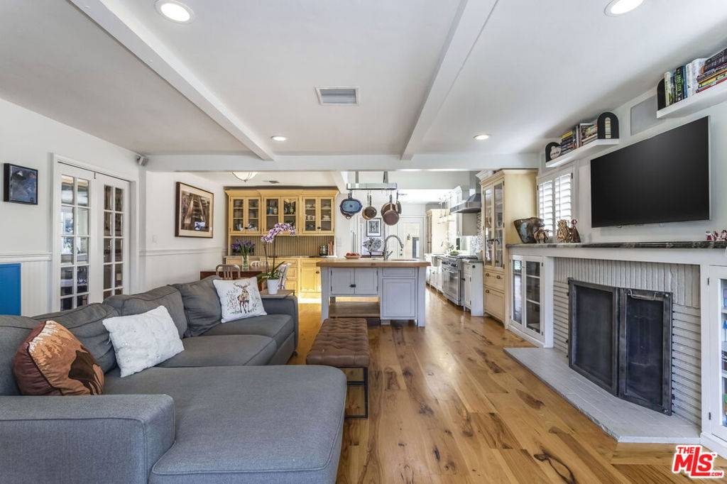 5232 Irvine AVE, Valley Village, CA 91601