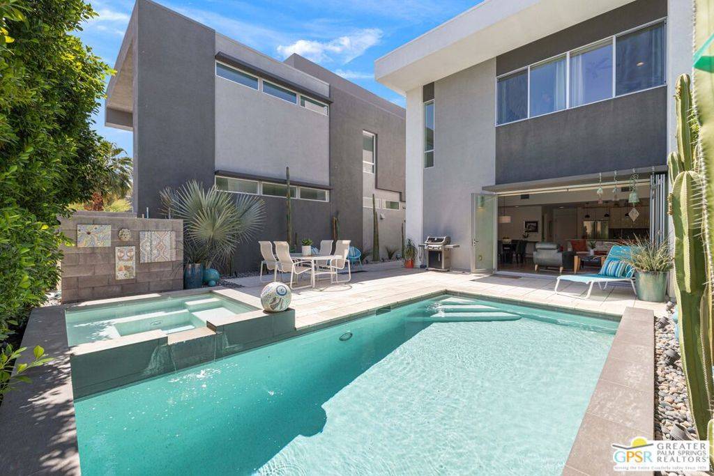 1230 Surrey LN, Palm Springs, CA 92264