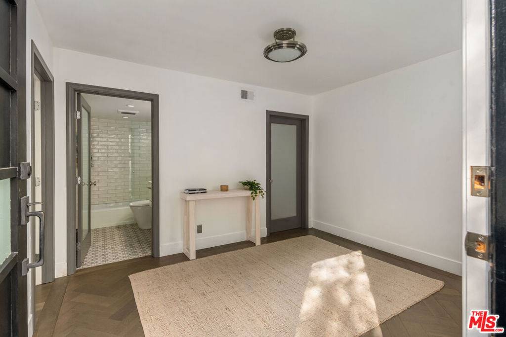 Los Angeles, CA 90068,6467 Deep Dell PL