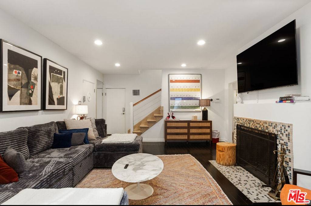 West Hollywood, CA 90069,8467 Willoughby AVE