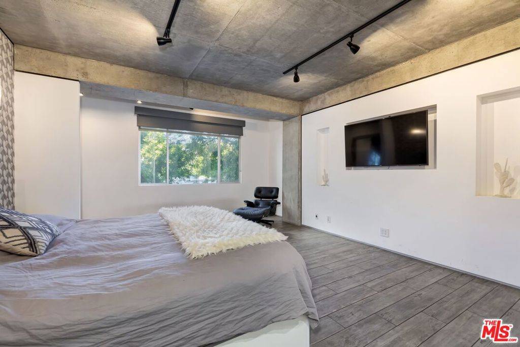 West Hollywood, CA 90069,818 N Doheny DR #203