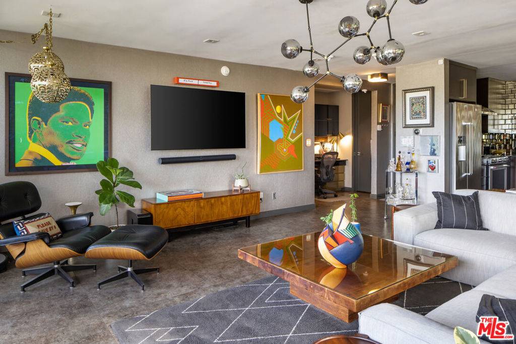 Los Angeles, CA 90068,3625 Fredonia DR #1