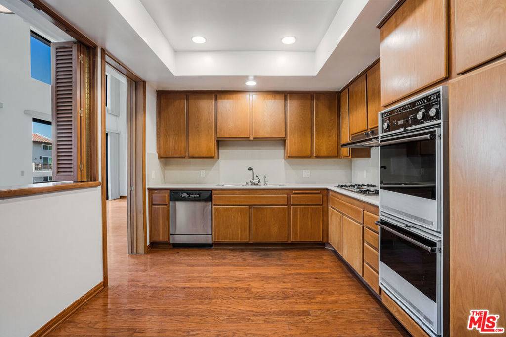Los Angeles, CA 90025,1432 Camden AVE #301