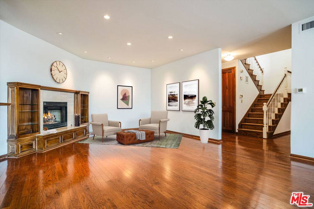 Los Angeles, CA 90025,1432 Camden AVE #301